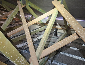 Zateplení stropu novostavby rodinného domu pomocí foukané izolace